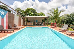 Una piscina al aire libre