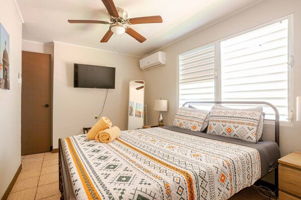 7 bedrooms, desk, iron/ironing board, travel cot