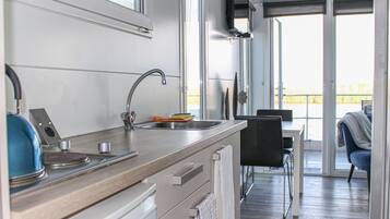 Frigorífico, placa de cocina y cafetera o tetera