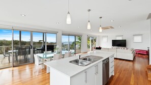Interior - Three Sisters at Long Beach (Long Beach)