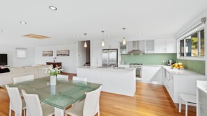 Fridge, microwave, oven, stovetop - Three Sisters at Long Beach (Long Beach)