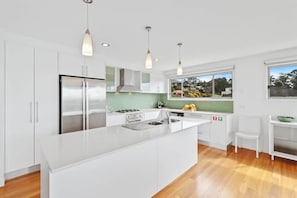 Fridge, microwave, stovetop, dishwasher