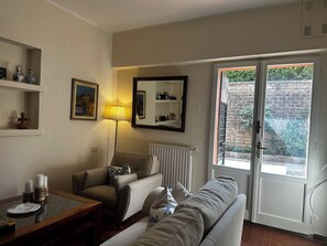 TV - Charming  and Spacious 1-bedroom apartment in tranquil Otricoli with WiFi, AC (Otricoli)