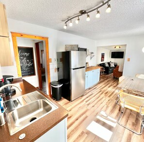 ثلاجة، ميكروويف، غسالة أطباق، ماكينة لصنع القهوة/الشاي