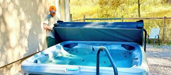 Walk to Garden of the Gods! Private backyard and hot tub 