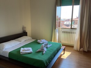 2 quartos, ferros/tábuas de passar roupa, Wi-Fi, roupa de cama