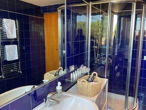 Shower, hair dryer, bidet, towels