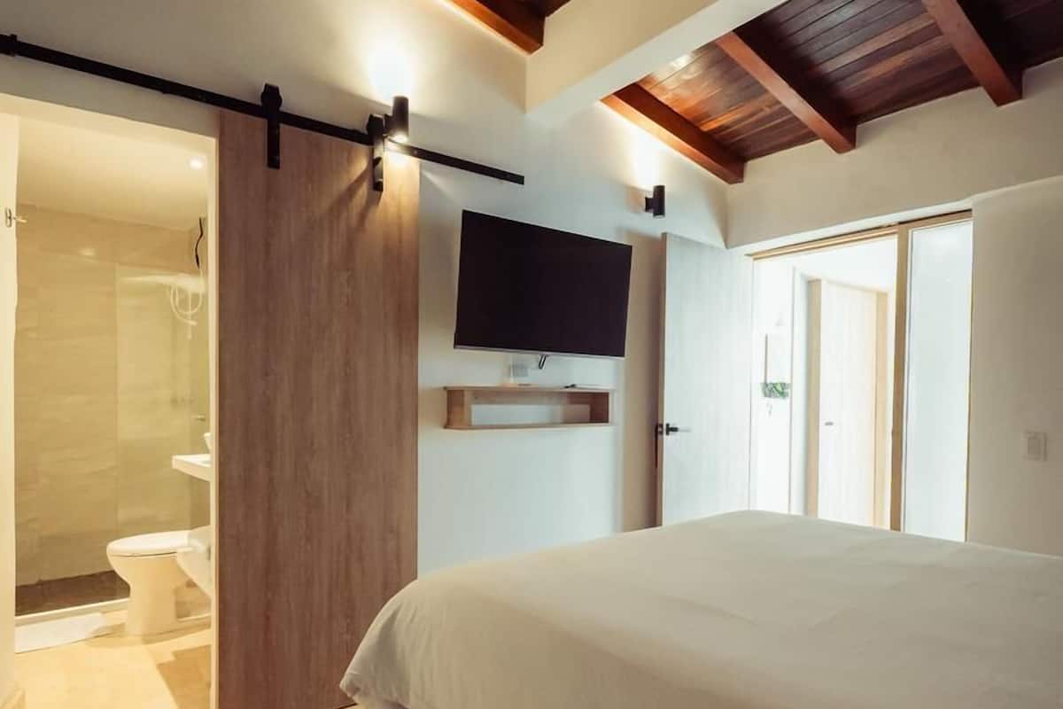Standard Double Room, 1 Queen Bed | Hypo-allergenic bedding, Select Comfort beds, in-room safe