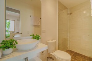 シャワー、タオル、石鹸、シャンプー