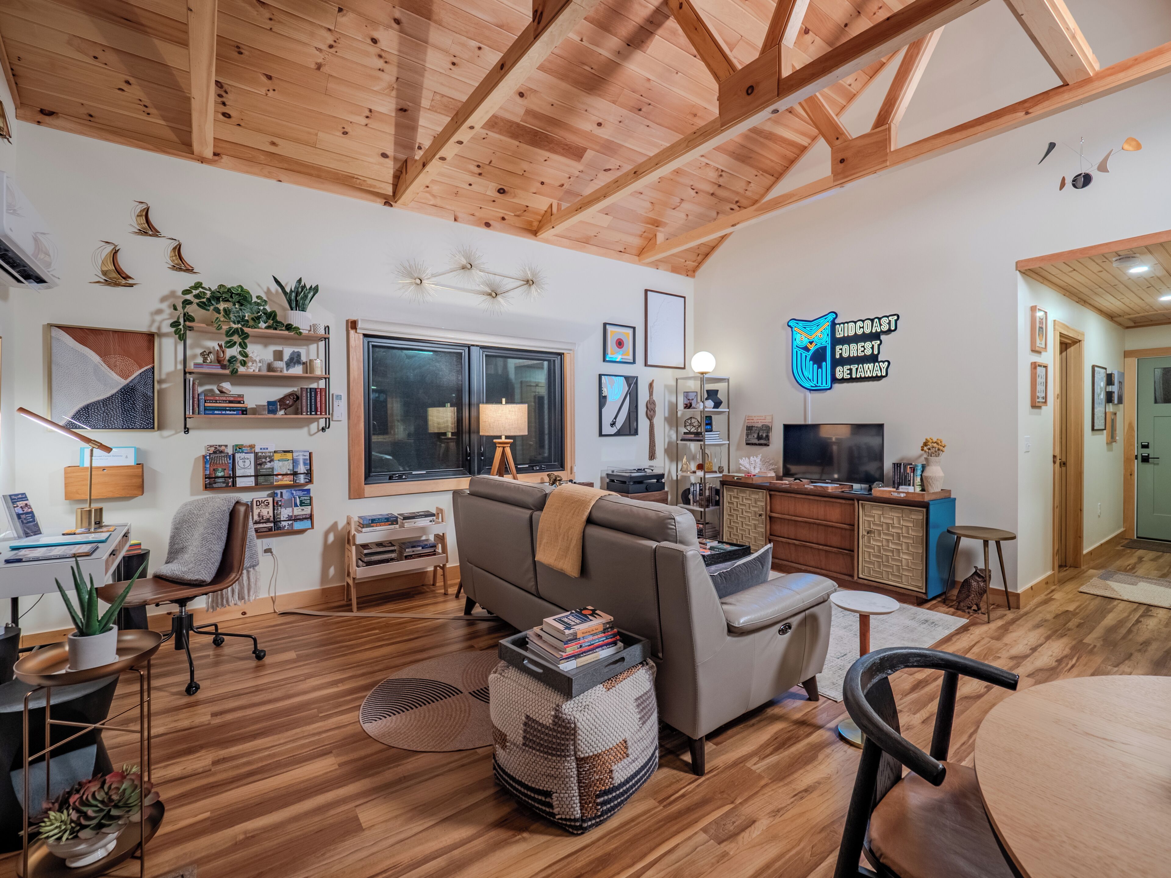 Unwind in a warm, thoughtfully curated atmosphere at this wooded Maine retreat.