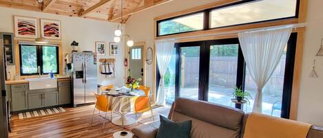 TV connectée, livres, médiathèque, chaîne hi-fi