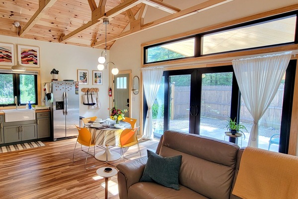 Smart-TV, bøker, musikkbibliotek og stereoanlegg