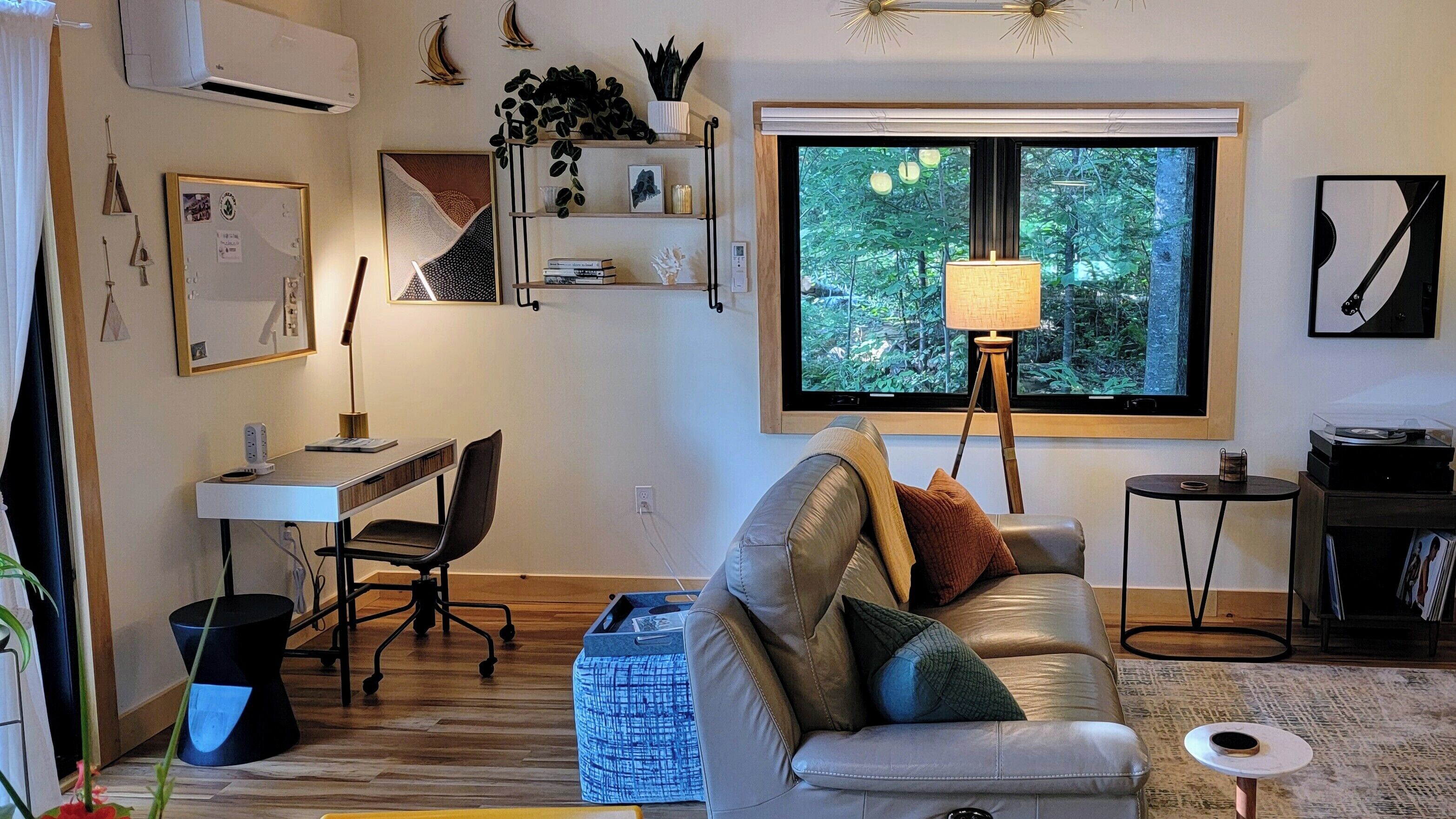 Smart TV, libros, biblioteca musical y estéreo 