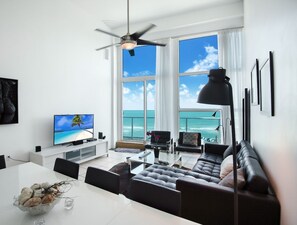 TV connectée, lecteur de DVD, livres