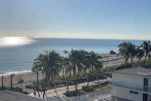 On the beach, sun loungers, beach towels - Luxury - Ocean front 3 Bed 2 Bath two story condo in Vibrant Miami Beach (Miami)