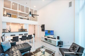 Smart TV, DVD player, livros