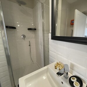 Dusche, Haartrockner, Bidet, Handtücher