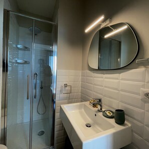 Shower, hair dryer, bidet, towels - ELEMENTS#1 (Roma)