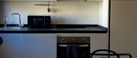 Frigorífico, microondas, horno y placa de cocina