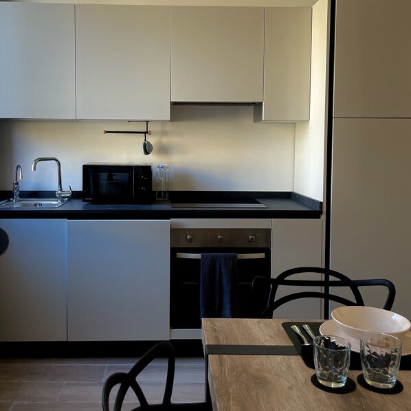 Kühlschrank, Mikrowelle, Ofen, Herdplatte