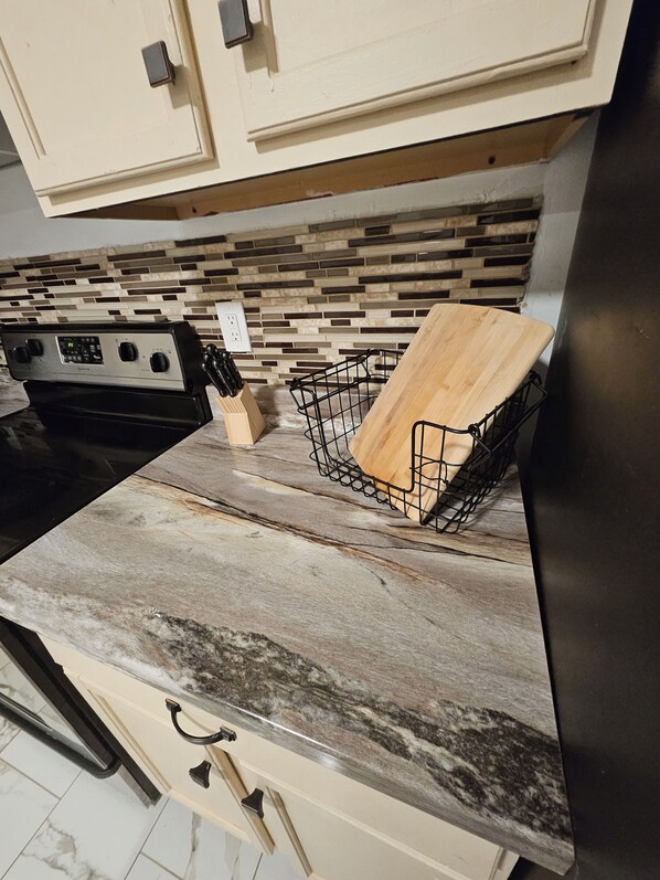 Microwave, oven, stovetop, dishwasher - "Campin' on Campground: Your Ultimate Outdoor Getaway Awaits, Book Today!" (Northport)