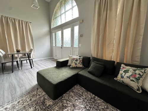 Trendy Parkside 2-bedroom with Private Entrance