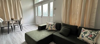 Trendy Parkside 2-bedroom with Private Entrance