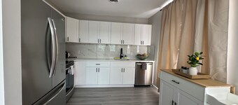 Trendy Parkside 2-bedroom with Private Entrance