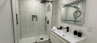 Trendy Parkside 2-bedroom with Private Entrance