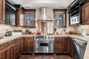 Fridge, microwave, oven, stovetop - Private Hot Tub Hiking Biking Pool Gym Golf (Park City)