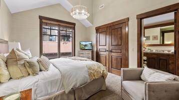 3 bedrooms, in-room safe, iron/ironing board, travel crib