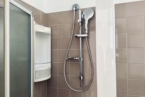 Dusche, Bidet, Handtücher