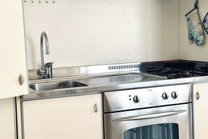Fridge, oven - M410 - Marcelli, comfortable three-room apartment with large terrace (Marcelli)