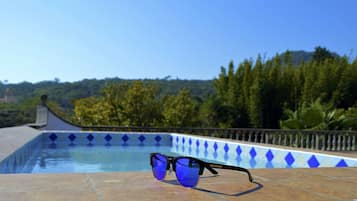 室外泳池;泳池傘、躺椅