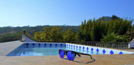 Seasonal outdoor pool, pool umbrellas, pool loungers. Hotel Hacienda Xico Inn