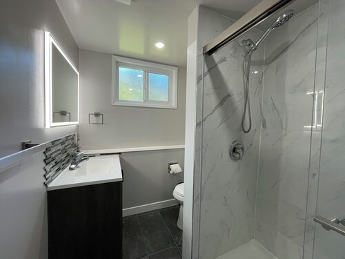 Renovated Suite 6 Minutes to UVIC and Beach – Modern Comforts & Pet-Friendly