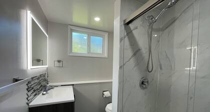 Renovated Suite 6 Minutes to UVIC and Beach – Modern Comforts & Pet-Friendly
