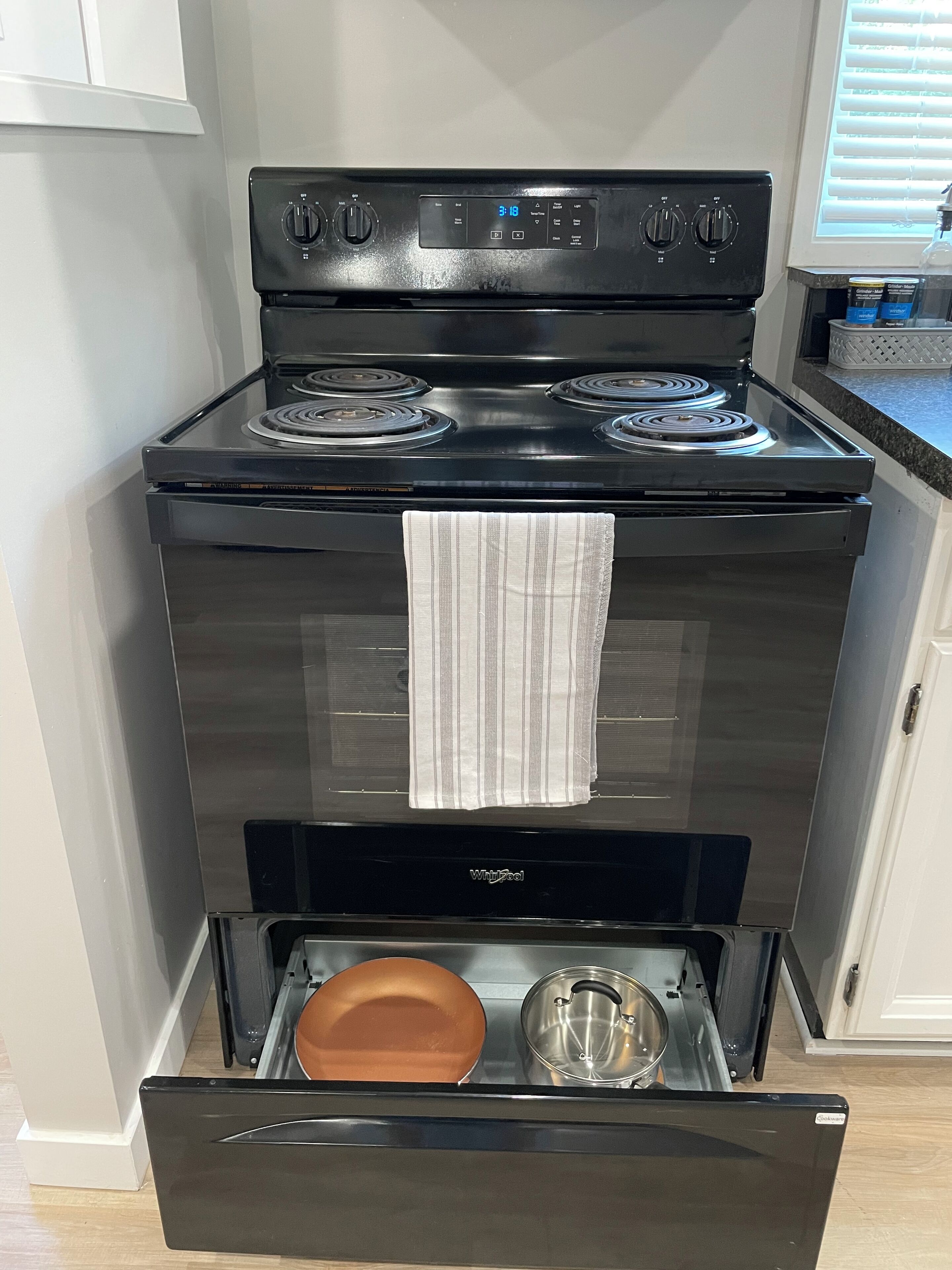 冷蔵庫、電子レンジ、オーブン、コンロ