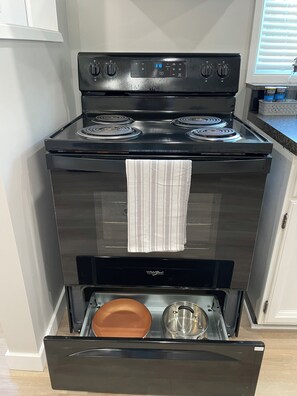 Een koelkast, een microgolfoven, een oven, een kookplaat