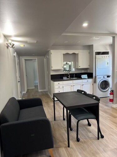 Renovated Suite 6 Minutes to UVIC and Beach – Modern Comforts & Pet-Friendly