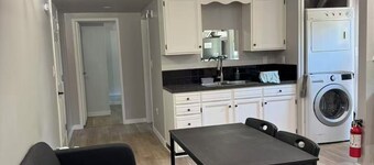 Renovated Suite 6 Minutes to UVIC and Beach – Modern Comforts & Pet-Friendly