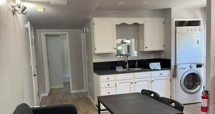 Renovated Suite 6 Minutes to UVIC and Beach – Modern Comforts & Pet-Friendly