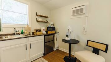 Mikrobølgeovn, kaffetrakter/tekoker, vannkoker og kjøkkenutstyr