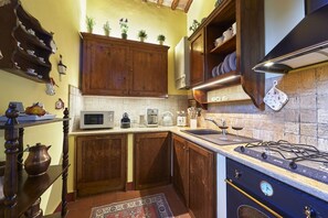 Réfrigérateur, four à micro-ondes, un four, surface de cuisson
