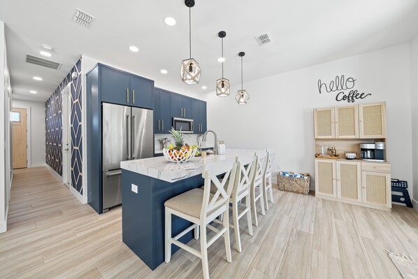 Fridge, microwave, oven, stovetop - Launch Pad 5/4.5 with En Suites- Beach access (Cocoa Beach)