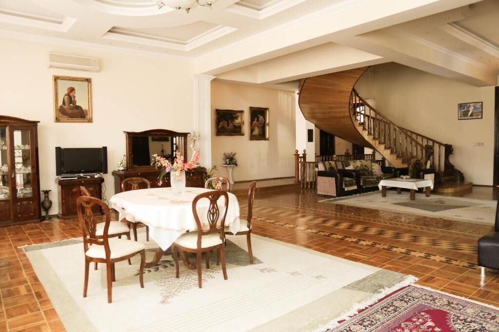 주니어 빌라, 발코니, 정원 전망 | 거실 공간 | 케이블 채널 시청이 가능한 20인치 스마트 TV, DVD 플레이어, 책