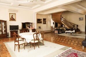 普通別墅, 陽台, 花園景觀 | 起居區 | 20-吋智慧型電視、有線頻道、 DVD 播放機、書籍