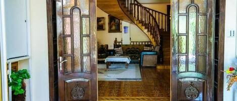 Junior villa, balkon, uitzicht op tuin | Woonruimte | Een 20-inch smart-tv met kabelzenders, een dvd-speler en boeken