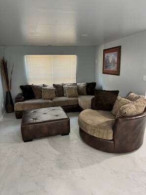 Books - Spacious 4-bedroom house in beautiful Atlanta with AC (Atlanta)