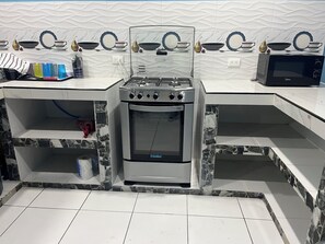 Refrigerador, microondas, horno y parrilla de estufa 